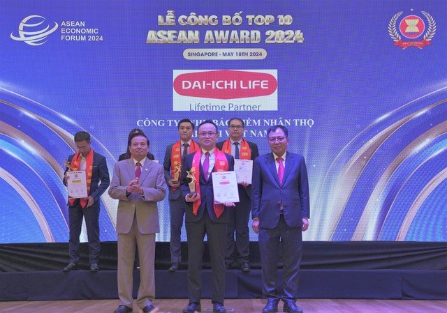 Ông Yoshihito Takahama - Phó tổng giám đốc điều hành kiêm Phó tổng giám đốc hành chính tổng hợp Dai-ichi Life Việt Nam, nhận danh hiệu “Top 10 Doanh nghiệp Tiêu biểu ASEAN 2024”được tổ chức tại Singapore vào ngày 18/5/2024